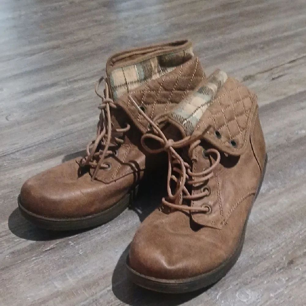 Austin Trading Co tan lace up boots Sz 8.5  EUC